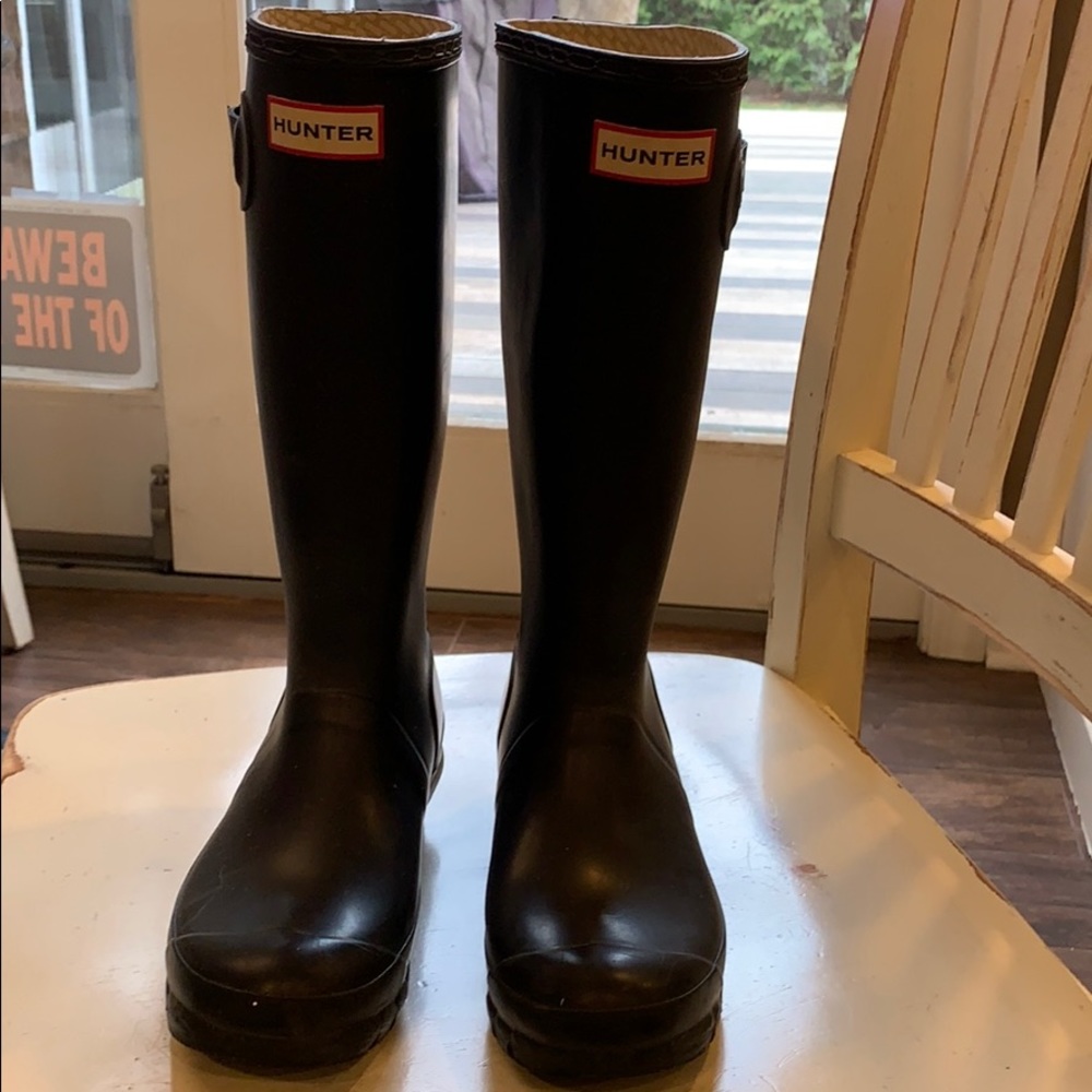 Hunter boots. Black. Excellent preowned condition.